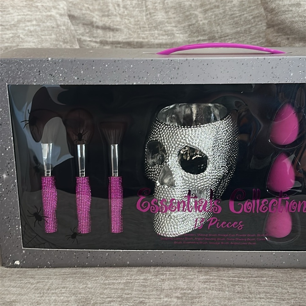 Essentials Collection Skull Make-up Brushes w/ Skull Brush Holder